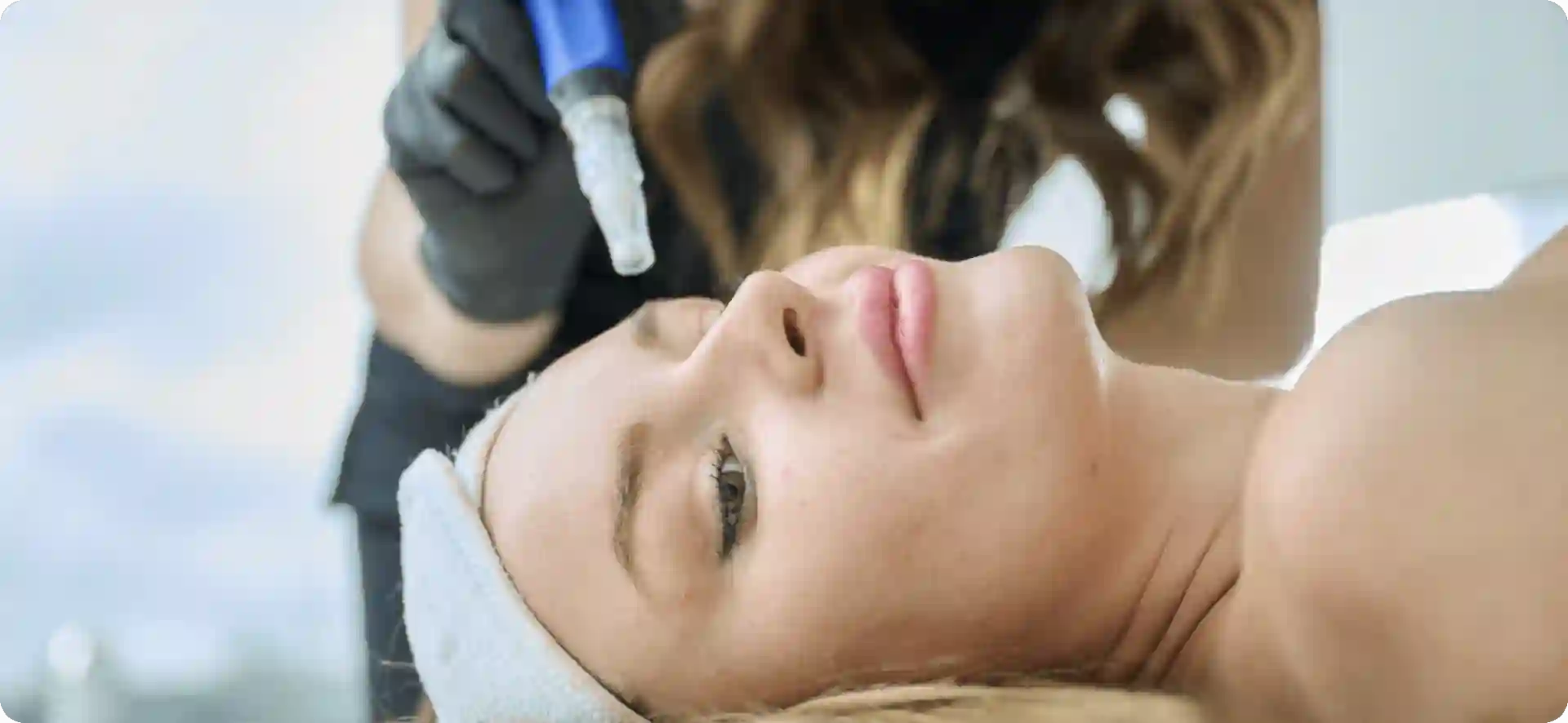 How Do Microneedles Trigger New Collagen and Elastin in Loose Skin East Grinstead?
